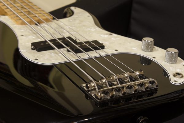 Фото 2 - Fender Precision Bass 2012 American Standard V (used).