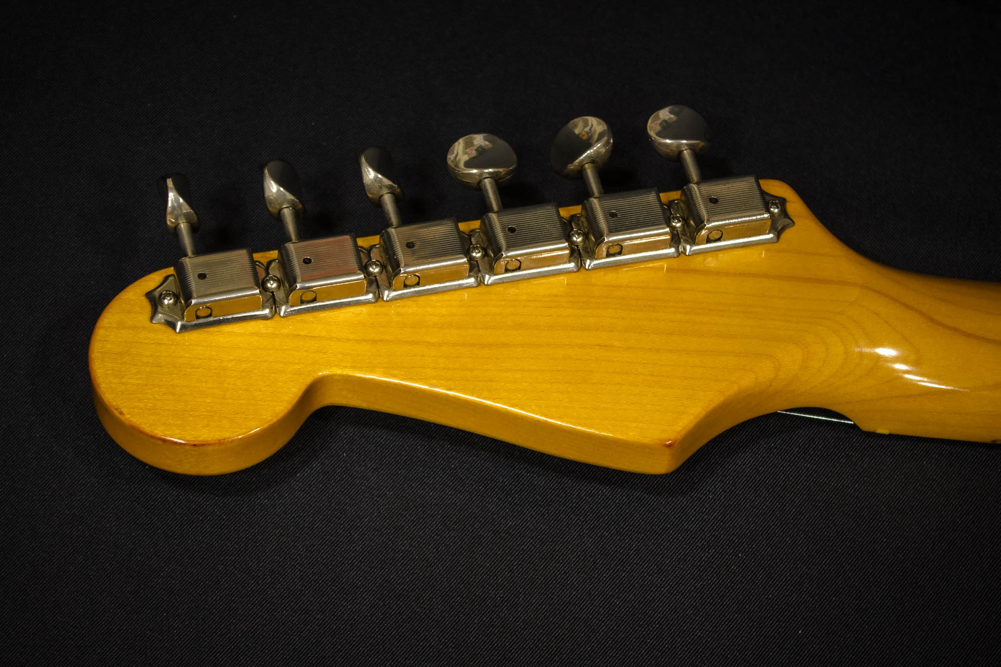 Stratocaster цена. Fender Stratocaster гриф. Колки Fender Stratocaster. Фендер стратокастер 1960 колки. Fender Strat колки.