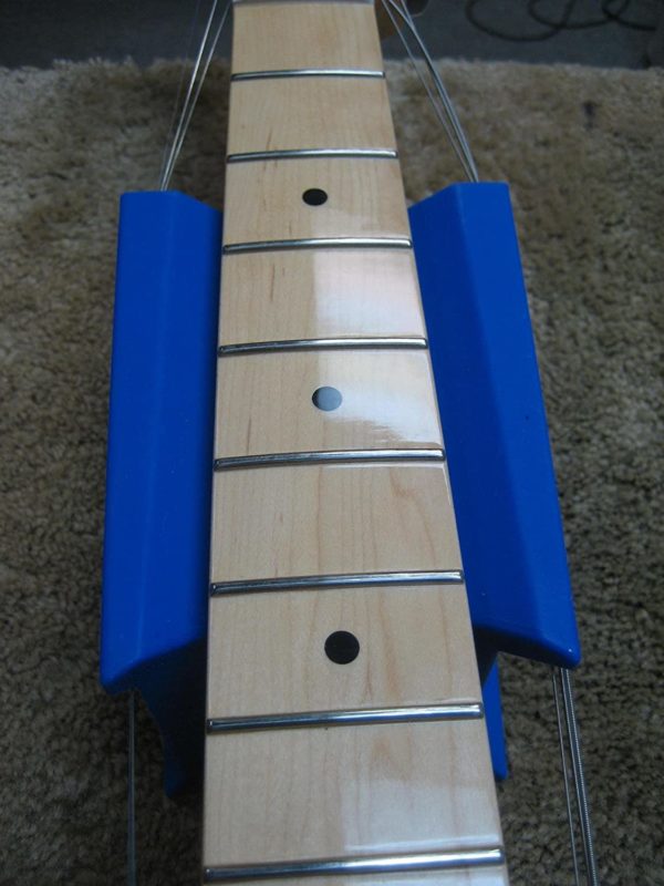 Фото 4 - MusicNomad MN206 Cradle Cube Подставка для поддержки грифа любых струнных инструментов.