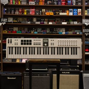 Фото 18 - AKAI MPK Mini Plus MIDI-клавиатура.
