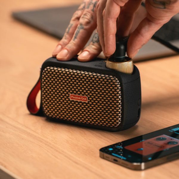 Фото 8 - Комбоусилитель Positive Grid Spark Go 5-Watt Ultra-portable Guitar Amp & Bluetooth Speaker.