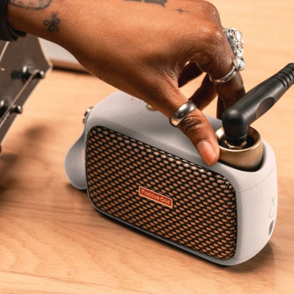 Фото 7 - Комбоусилитель Positive Grid Spark Go Ivory 5-Watt Ultra-portable Guitar Amp & Bluetooth Speaker.
