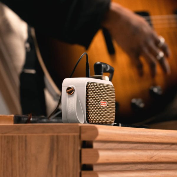 Фото 6 - Комбоусилитель Positive Grid Spark Go Ivory 5-Watt Ultra-portable Guitar Amp & Bluetooth Speaker.